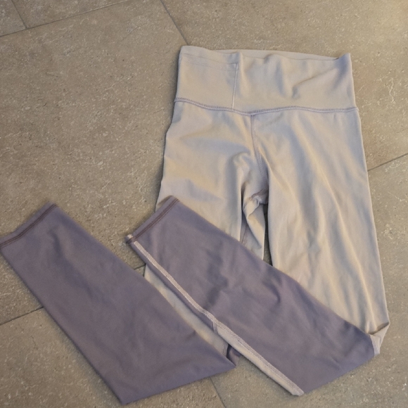 Vuori Pants - Vuori Women's Leggings in Light Gray and Purple